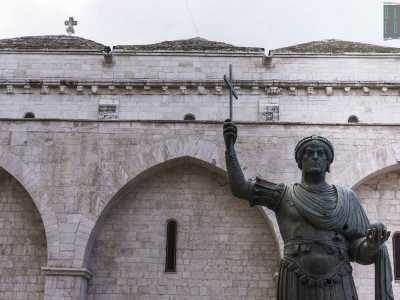 Il nostro viaggio alla scoperta del centro storico di Barletta comincia dall'inizio del trafficato corso Vittorio Emanuele, laddove svetta Eraclio. Si tratta di una statua bronzea alta quattro metri e mezzo dall'origine incerta, anche se i tratti orientaleggianti, l�orecchino e lo stemma posto sulla sua corona lo "collegherebbero" all�imperatore bizantino Teodosio II, vissuto nel V secolo